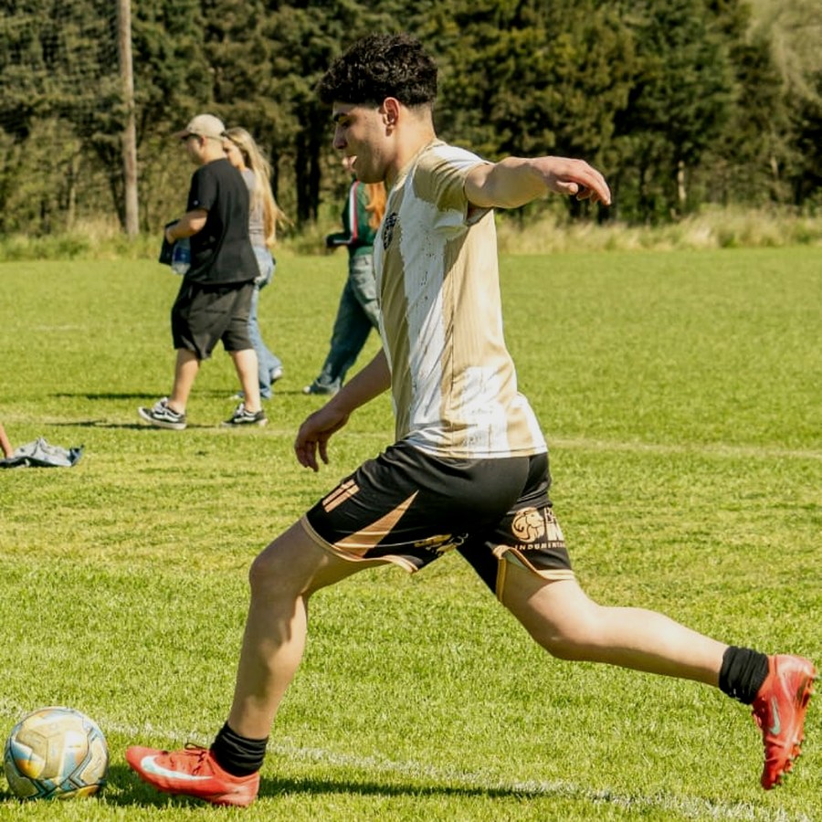 Donato Ambrosino, futbolista, pateando en la cancha
